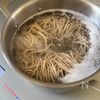 生ハムとシャキシャキ野菜のそばサラダの工程1