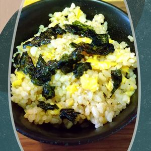 チョロリスの作ってみた!投稿(【炒り卵と韓国のりの混ぜごはん】レンジで簡単！混ぜるだけ◎)