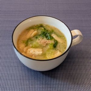 𝔂𝓾𝓶𝓲🍓の作ってみた!投稿(【むくみ対策】グリーンリーフ（レタス）と薄揚げのごま味噌汁)