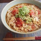 夏こそ辛くて熱いもの！食欲をそそる、ピリ辛トマトそうめん