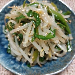 よっこの作ってみた!投稿(\超簡単/レンチン10分【もやしとニラの病みつきナムル】)