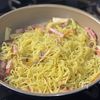 子どもも喜ぶ♡【ベーコンとエリンギのコンソメバター焼きそば】の工程2