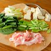 【豚、小松菜、長ねぎ、木綿豆腐のさっと煮】献立たすけますの工程1