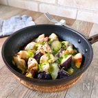 ワンパンで簡単【鶏肉となすのバジルソース炒め】