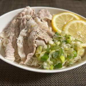 みーの作ってみた!投稿(ごま油香るぶっかけ！【ネギ塩レモンの豚しゃぶそうめん】)