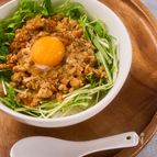 【鶏そぼろと水菜の甘旨玉子丼】すき焼のたれで簡単に美味しく！