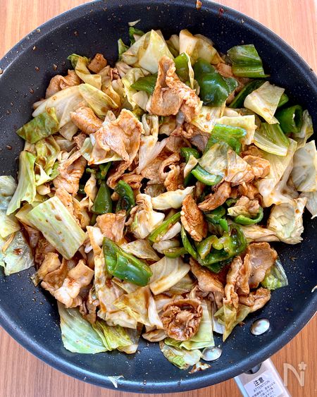 合わせ調味料を加えて炒め合わせる