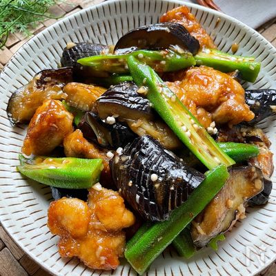 フライパン1つで♪♪鶏もも肉と茄子とオクラのピリ辛中華炒め
