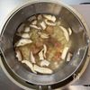 【防災レシピ】焼き鳥缶ともち麦の参鶏湯風ぞうすいの工程1