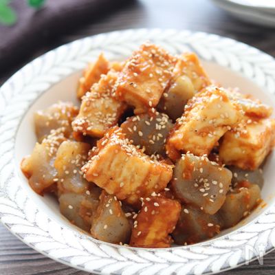 【ちぎり蒟蒻とちぎり絹揚げのピリ辛韓国風】味しみしみ♪