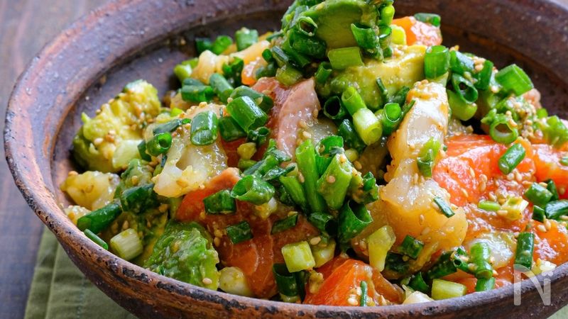 サーモンとホタテとアボカドのごまネギ和え | レシピサイトNadia