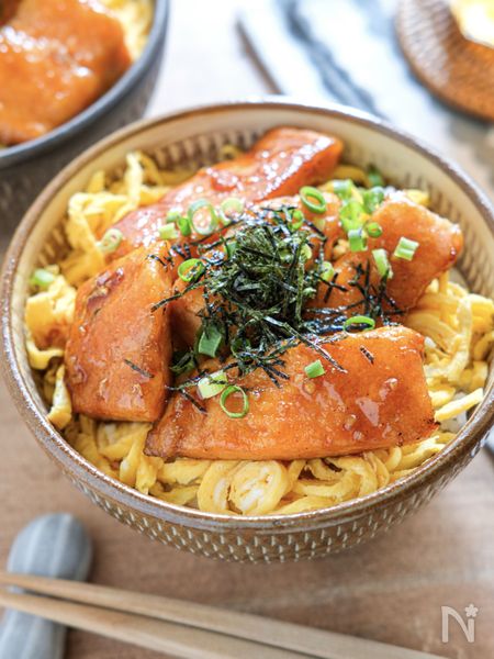 【群馬県産サーモンの照りたま丼】甘辛ガーリック醤油だれで絶品