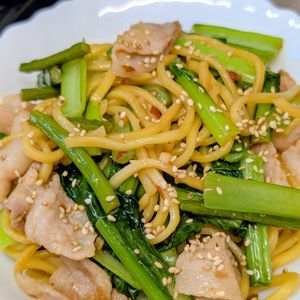 まゆのの作ってみた!投稿(【豚肉と小松菜の旨辛やきそば】パンチの効いた一皿！)