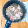 切って煮るだけ！白菜が主役の鶏ももコク旨煮の工程1