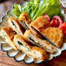 少ない油でサクッと揚がる！カリカリ♪【鶏むねしそチーズカツ】