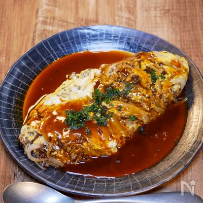フライパンの端に寄せるだけの牛ひき肉のオムレツ