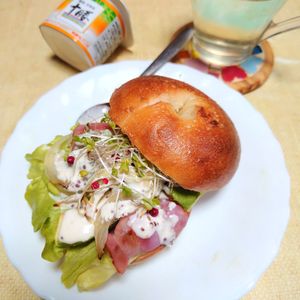 うたかた1299969の作ってみた!投稿(厚切りベーコンとアボカドのベーグルサンド)
