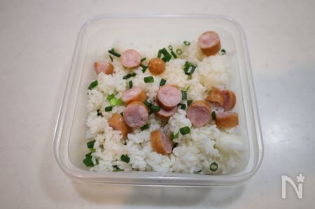 耐熱容器にご飯、ウインナー、青ねぎを入れる
