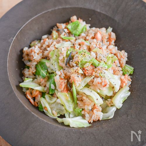 ぱぱっと作れる！塩鮭とキャベツのチャーハン