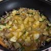 片面焼きで失敗なし！ポテトのスパニッシュ風チーズオムレツの工程2