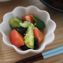 手軽に彩りを添えたいときに【トマトときゅうりのさっぱり和え】