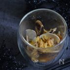 グラスで！はまぐりとネギのピリ辛酒蒸し