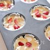 混ぜて焼くだけ♪いちごとクリームチーズの米粉マフィンの工程3