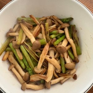 まさの作ってみた!投稿(しめじとアスパラのレモンバター炒め)