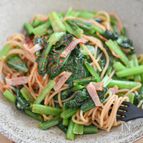 パパっと作れる！小松菜とベーコンのめんつゆバターパスタ