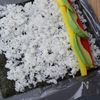 ラップで簡単！【カニカマとアボカドの３色巻き寿司】の工程3