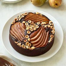 洋梨とヘーゼルナッツのチョコレートファッジケーキ