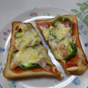 KUMIKOの作ってみた!投稿(【食パンで♪】簡単カレーチーズピザ)