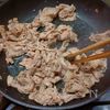 【中濃ソースが味の決め手！】さつまいもと豚肉の甘辛炒めの工程3