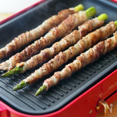 黒こしょうマニア☆アスパラ巻きのペッパー焼き