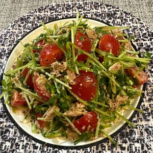 楽ラク手抜キッチン🐶🐾の作ってみた!投稿(【豆苗とトマトのツナサラダ】もりもり食べれる元気になるサラダ)