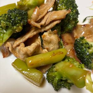 ジョージの作ってみた!投稿(【ブロッコリーと豚肉のごちそう中華炒め】10分で完成✨)