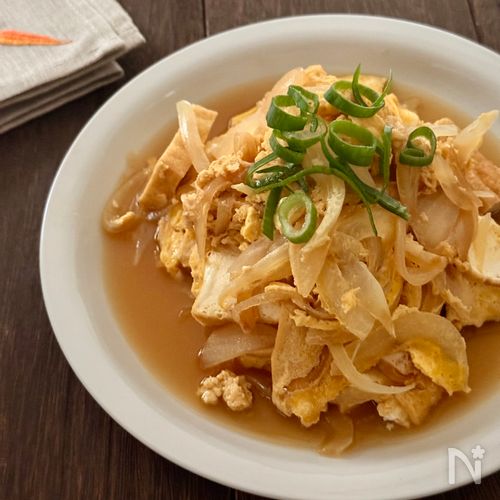 材料３つで簡単副菜！《厚揚げと玉ねぎの卵とじ》