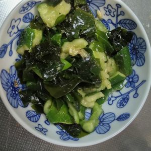 鶏皮坊主の作ってみた!投稿(5分で完成！【わかめ×きゅうり中華風胡麻サラダ】胡麻油香る♩)