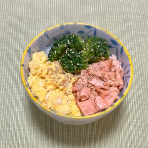 キャピタンの作ってみた!投稿(塩鮭ほぐし三色丼)