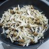 そのままでもパンに乗せても「キノコのマリネ」の工程4