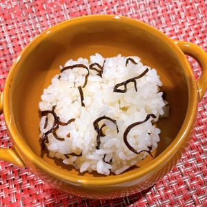 ねこまりも🐈‍⬛の作ってみた!投稿(うま味たっぷり！塩昆布のオイルおにぎり)