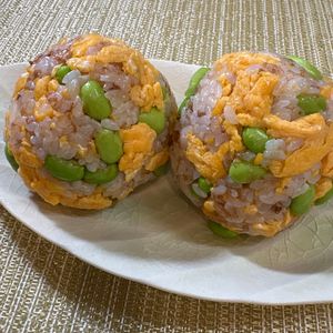 楽ラク手抜キッチン🐶🐾の作ってみた!投稿(卵が美味しい《炒り卵と枝豆のおかかおにぎり》)