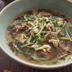 ごまらー油で♪韓国風牛肉と豆苗のピリ辛スープ