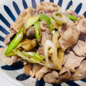 新米ちゃんの作ってみた!投稿(『豚バラれんこんの甘辛ねぎ炒め』ワンパンでお手軽♪)