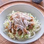 【鶏ささ身とキャベツのみそだれうどん】食べごたえ満点♪