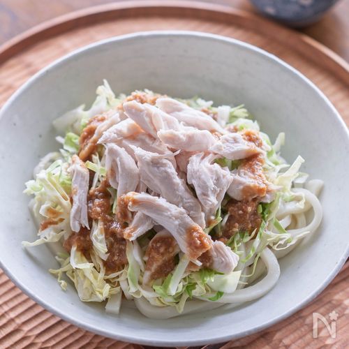 【鶏ささ身とキャベツのみそだれうどん】食べごたえ満点♪