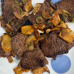 にゃんの作ってみた!投稿(【牛肉とエリンギのガリバタ炒め】ぱぱっと♪ご飯が進むごちそう)