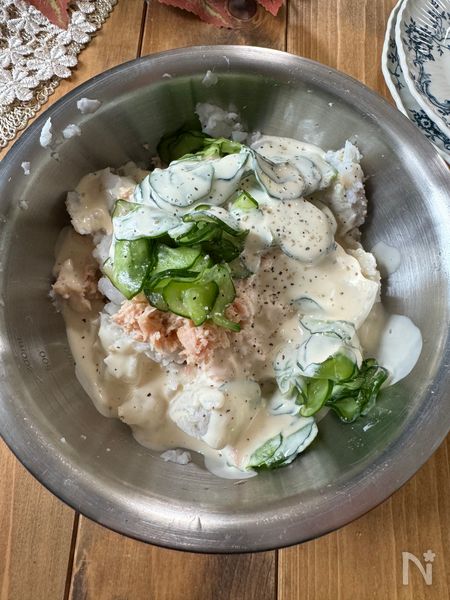 調味料を加え、塩こしょうをふって混ぜ合わせる