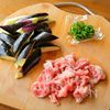 【なすと豚こまのコクうま炒め】ぱぱっと簡単10分おかずの工程1