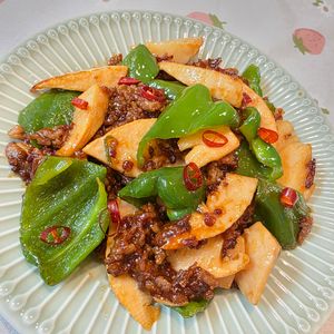 maiの作ってみた!投稿(行列の定食屋さんの🍚筍とピーマンのオイスター肉味噌炒め🤩)